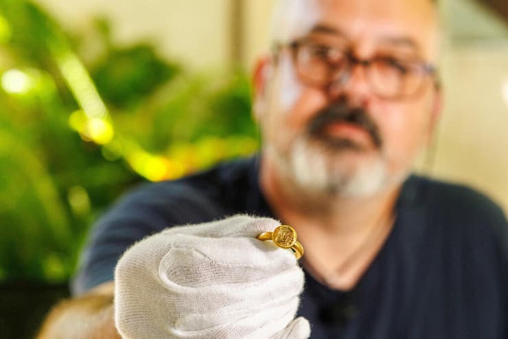 טבעת החותם המוזהבת, שנושאת על פי ההערכות את דמותו של הקיסר קונסטנטינוס הרביעי (צילום: Antonio Bronic/Reuters) טבעת החותם המוזהבת, שנושאת על פי ההערכות את דמותו של הקיסר קונסטנטינוס הרביעי