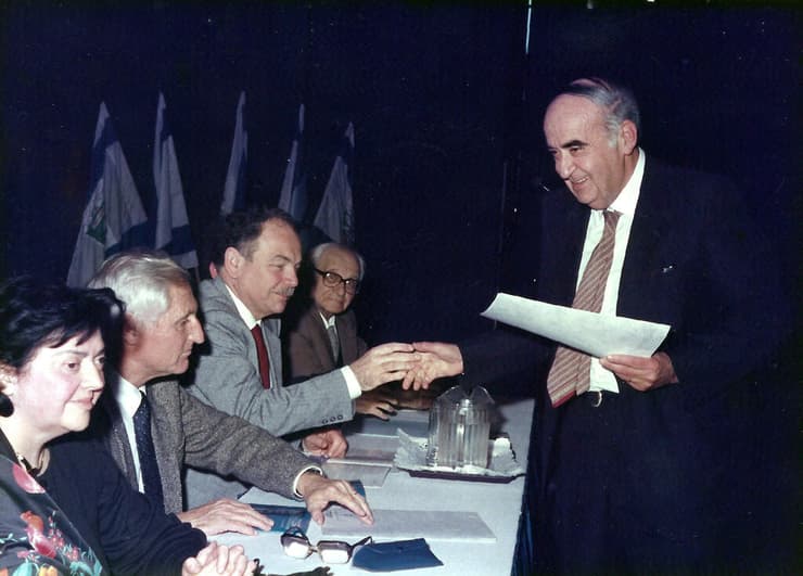 פרופ' מורג מקבל את פרס ביאליק לחכמת ישראל, 1989 (צילום: מתוך אלבום משפחתי) פרופ' שלמה מורג מקבל את פרס ביאליק לחכמת ישראל, 1989