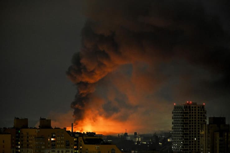 המתקפה הרוסית אתמול על קייב. רק 2 טילים מתוך 35 יורטו (צילום: Eugene KOTENKO / AFP) 1 באוגוסט מתקפה על קייב אוקראינה מצד רוסיה