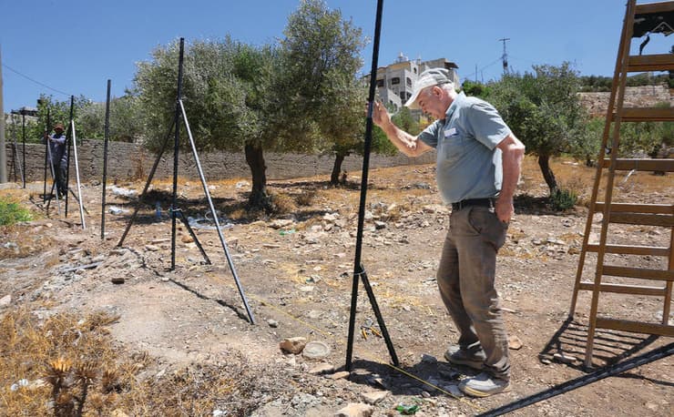 ע'סאן קסיס: "לפני שלושה ימים שרפו לנו 16 דונם שלמים של אדמה מעובדת" (צילום: שאול גולן) ע'סאן קסיס: "לפני שלושה ימים שרפו לנו 16 דונם שלמים של אדמה מעובדת"