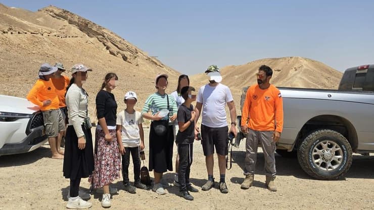 "תשושים אך במצב טוב". המשפחה שחולצה מנחל גוב (צילום: יחידת חילוץ ערבה) המשפחה שחולצה מנחל גוב