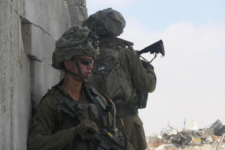 "מלחמה על החיים של כולם ועל המדינה שלנו". עומר אלון בשירות הצבאי (צילום: אלבום פרטי) עומר אלון אובחן עם סרטן במהלך טיול גדול במזרח הרחוק