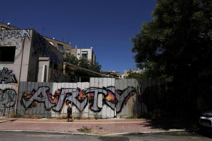 הזירה שבה שוכן הבניין הנטוש בקיפסלי (צילום: REUTERS/Louiza Vradi) בניין נטוש אתונה יוון שבה אותרה במזוודה גופתה של הבריטית אליזבת רוס