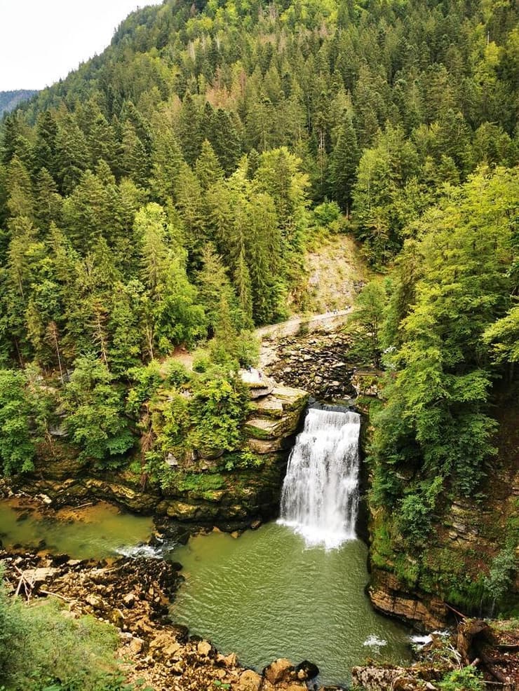 מפל סו דו (Saut du Doubs), כפי שהוא נראה מהצד הצרפתי של חבל ז'ורה, אוגוסט 2021 (צילום: El Paco 33 / shutterstock) מפל סו דו (Saut du Doubs), כפי שהוא נראה מהצד הצרפתי של חבל ז'ורה, אוגוסט 2021