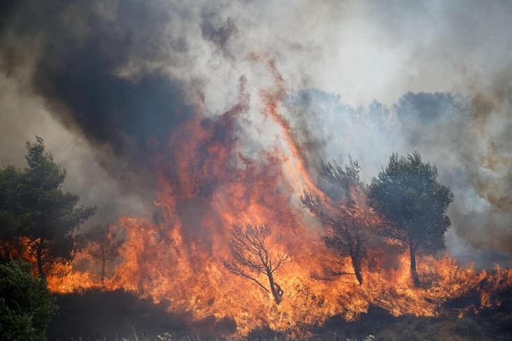 האש המשתוללת ליד אתונה. 5 כבאים נספו בשבוע 