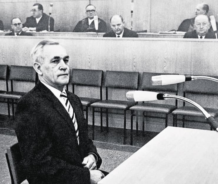 ד"ר הורסט שומאן מעיד בבית משפט בפרנקפורט, 1967 (צילום: Peter Hillebrecht/AP) ד"ר הורסט שומאן מעיד בבית משפט בפרנקפורט, 1967