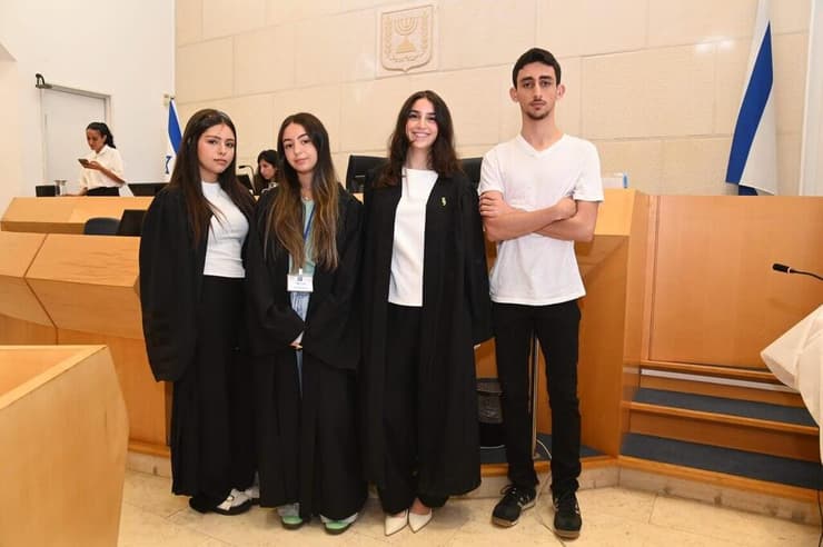 התלמידים בבית המשפט (צילום: הרצל יוסף) התלמידים בבית המשפט