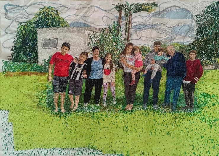 היצירה "תמונה עם כל הנכדים" (צילום: טליה קוץ-שמיר) היצירה "פעם הארץ אחרת"