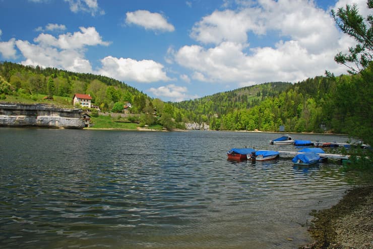 אגם ברנה (Brenets Lake) ב-2010 (צילום: Dariya92300 / shutterstock) אגם ברנה (Brenets Lake) ב-2010