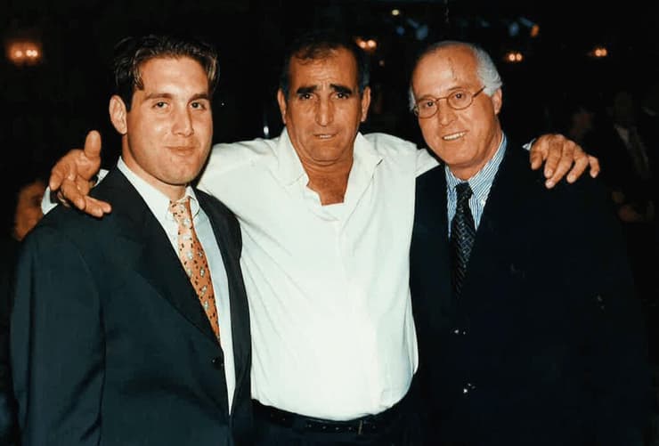 ציון בלס (במרכז) עם המאמן דרור קשטן ז"ל (מימין) ותומר קשטן (משמאל) (צילום: מתוך כתב התביעה של בלס שהוגש לשלום ת"א) ציון בלס (במרכז) עם המאמן דרור קשטן ז"ל (מימין) ותומר קשטן (משמאל)