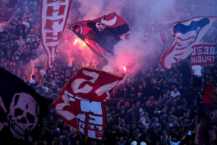 אוהדי הכוכב האדום בלגרד ב"מרקאנה" (צילום: AP Photo/Darko Vojinovic) אוהדי הכוכב האדום בלגרד ב"מרקאנה"