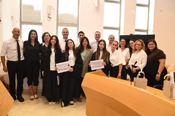 התלמידים והשופטים בבית המשפט (צילום: הרצל יוסף) התלמידים והשופטים בבית המשפט