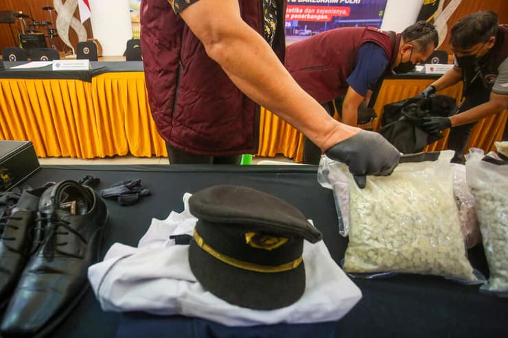 ה"שלל" הוצג במסיבת עיתונאים חגיגית (צילום: Ramu / AFP) אנשי המכס באינדונזיה נערכים להציג במסיבת עיתונאים את מדיו של טייס מלזי ואת הסמים שלפי החשד הבריח במזוודתו