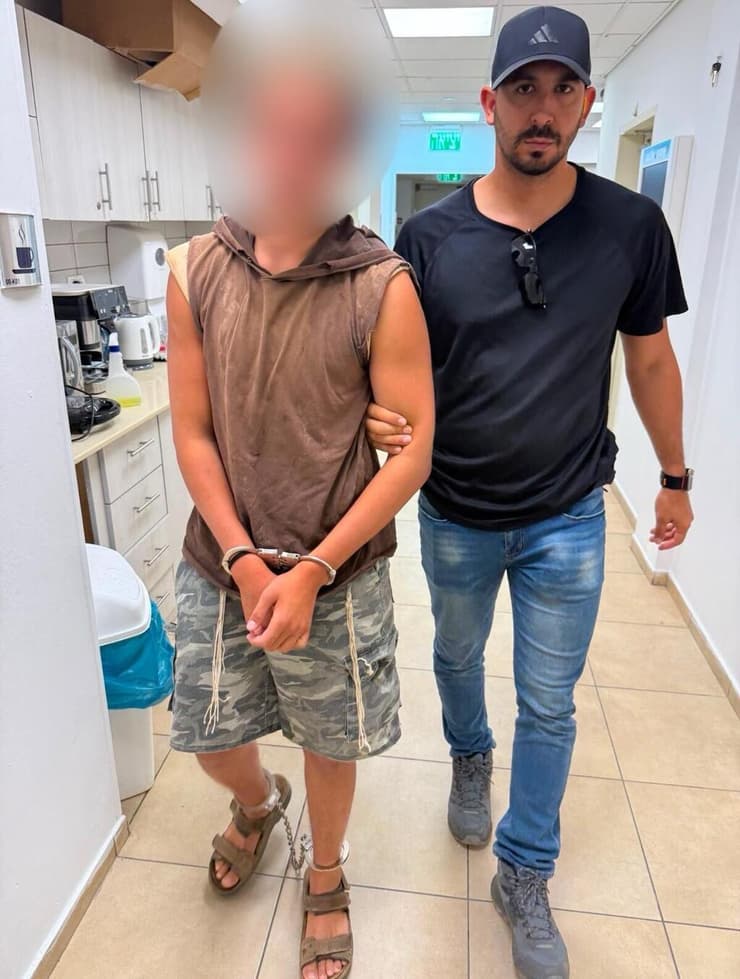הנער (משמאל) אחרי מעצרו (צילום: דוברות המשטרה ) תיעוד ממעצרו של החשוד