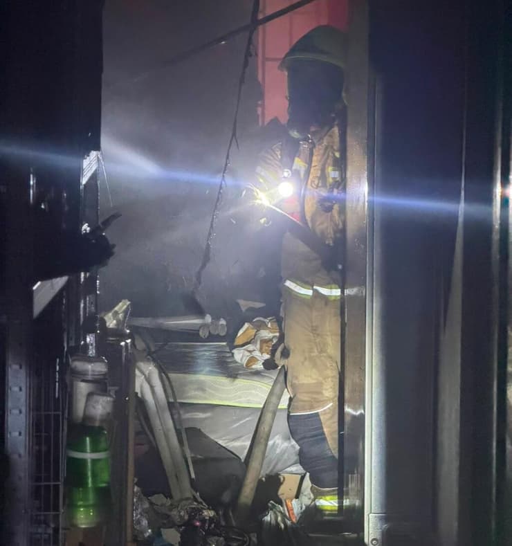 הדירה שעלתה בלהבות, וממנה חולץ הלכוד (צילום: כבאות והצלה לישראל) שריפה לכוד החייאה דירה רחוב הפלמ"ח אשדוד