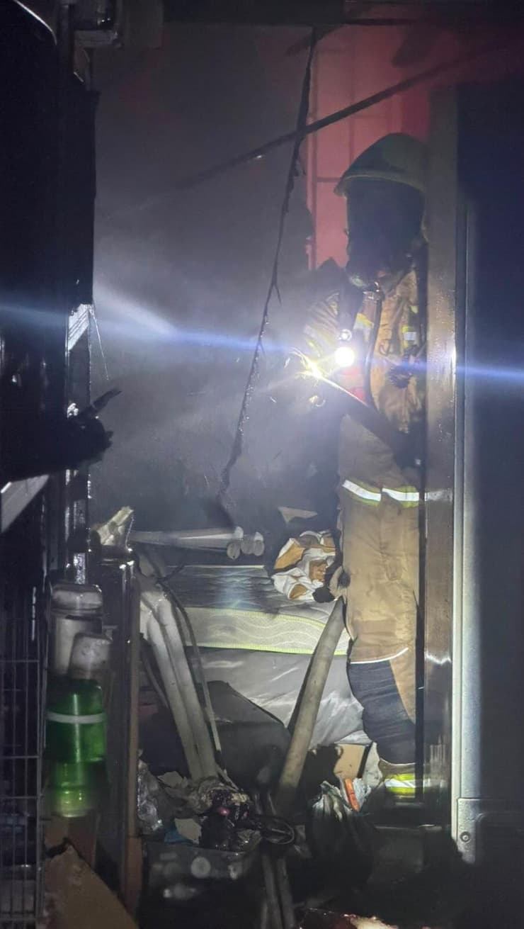 לוחמי האש בדירה באשדוד (צילום: צילום: כבאות והצלה לישראל) שריפה לכוד החייאה דירה רחוב הפלמ"ח אשדוד