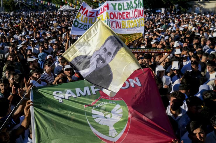 הדגלים שהונפו (צילום: Bilal Seckin / Middle East Images via AFP) הכורדים