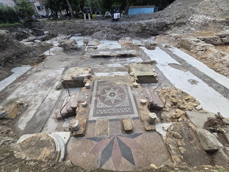 הרצפה הצבעונית המעוטרת של בימת בית הכנסת