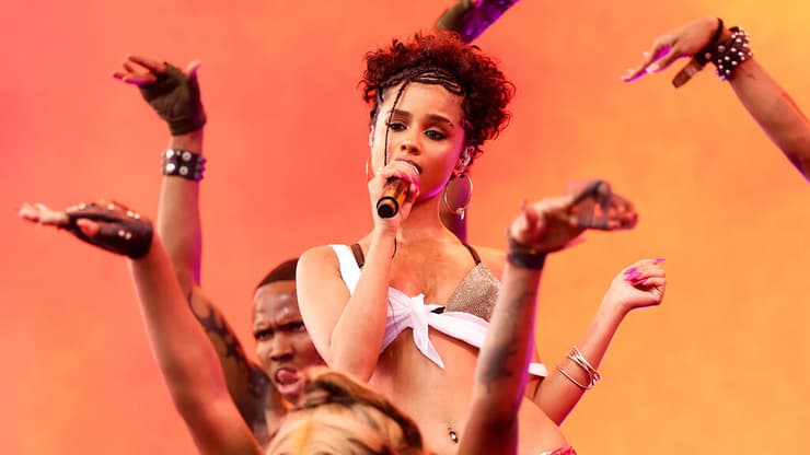 טיילה בהופעה בקואצ'לה 2025 (צילום: Arturo Holmes/Getty Images for Coachella) טיילה בהופעה בקואצ'לה 2025