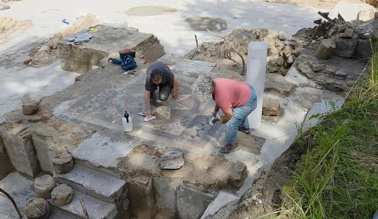 עבודות ניקוי ושימור של בימת בית הכנסת הגדול של וילנה