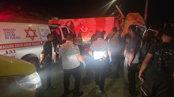 צילום: תיעוד מבצעי מד"א מספר פצועים בתאונת דרכים סמות לצומת תל ערד