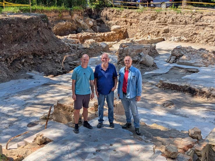 מימין לשמאל: זנונאס באובוניס, ד"ר ג'ון זליגמן ויוסטינוס ראקאס מפרויקט חפירת בית הכנסת הגדול של וילנה