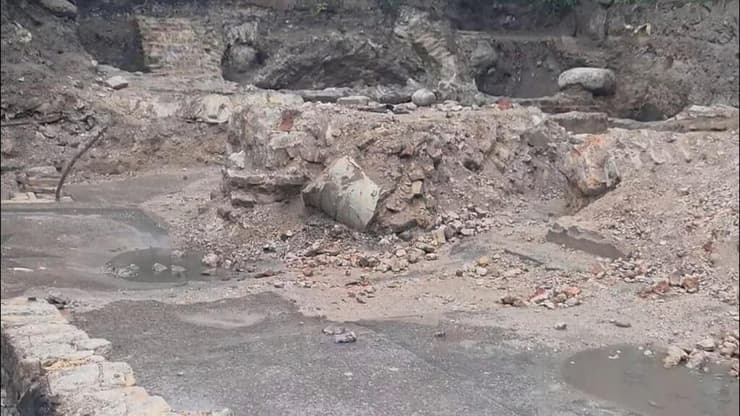 אחת מכותרות עמודי בית הכנסת שנמצאה מנופצת בחפירה
