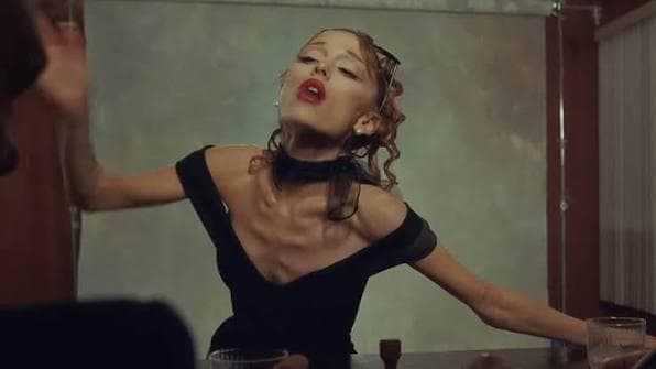 אריאנה גרנדה בקליפ Petal (צילום מסך מתוך יוטיוב) אריאנה גרנדה בקליפ Petal