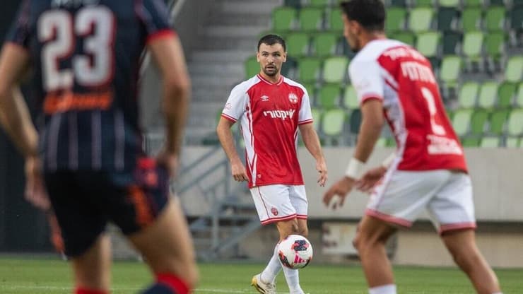 איתי רוטמן עם הכדור (צילום: ליאור מוסקוביץ, הפועל באר-שבע) איתי רוטמן עם הכדור