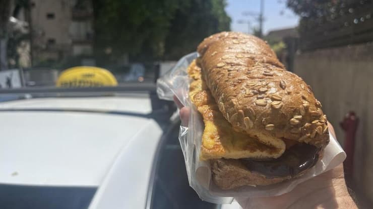 מכולת, אבל עדיין אפשר לאכול ולשבוע. "דוד מלך הסנדוויצ'ים" (צילום: קובי רובין) דוד מלך הסדנוויצים