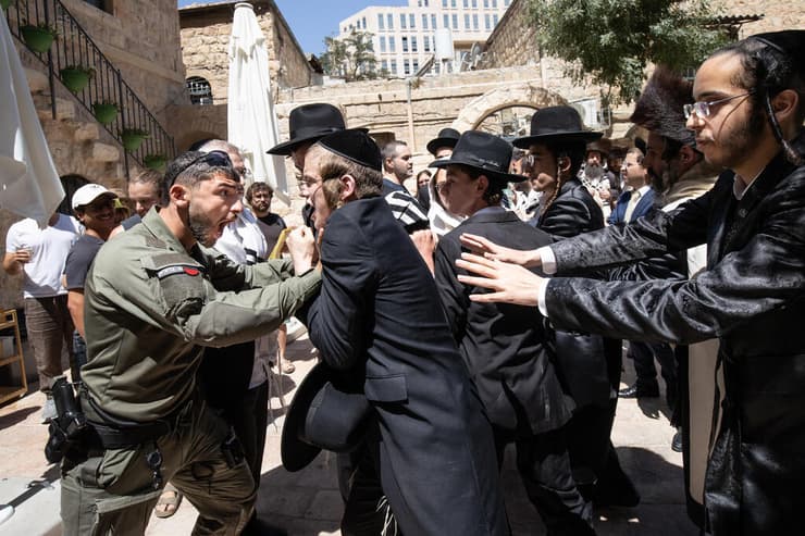עימותים מחוץ לבית הקפה ברחוב אגריפס בירושלים. לאף מגזר אין בעלות על היהדות (צילום: אלכס קולומויסקי) עימותים מחוץ לבית הקפה "בסמטה" בירושלים