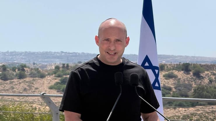 בנט. "אסור להתבלבל - גפני, ביבי ודרעי - חד הם" (צילום: רוני גרין שאולוב) נפתלי בנט במסיבת עיתונאים בעוטף