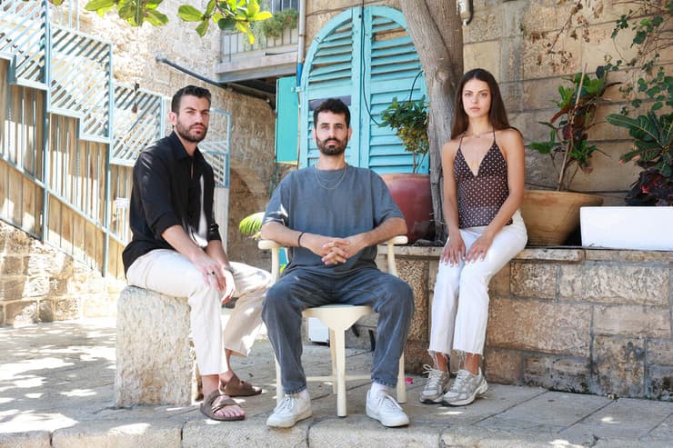 "יש קסם בעבודה על סט, זה רק אנחנו ואין מה להפסיד. אין תקציב של מיליון שקל שמצריך לעמוד ביום צילום" (צילום: דנה קופל) יובל לבקובסקי, רעי סולש, ויהונתן דוד סודאי מ"לא נגמר"