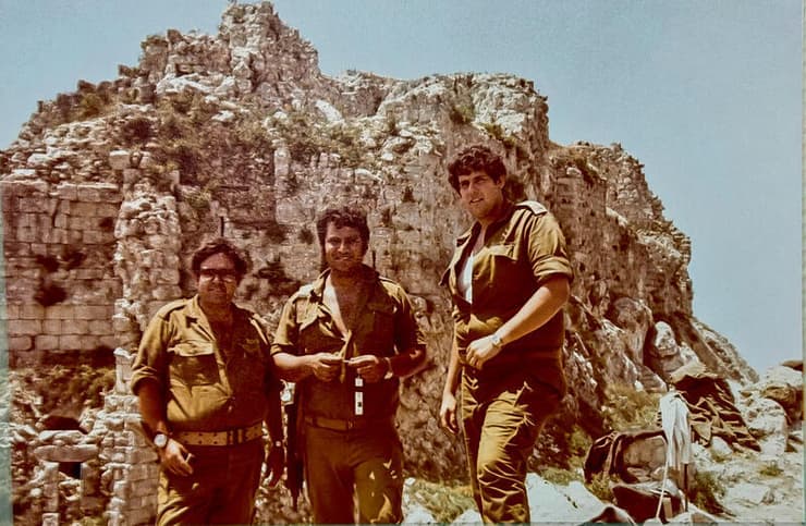 איכנולד והחברים, רס"ל יהושע זאדה ז"ל ורס"ל יצחק גוס ז"ל ב־ 1982 איכנולד והחברים, רס"ל יהושע זאדה ז"ל ורס"ל יצחק גוס ז"ל ב־ 1982