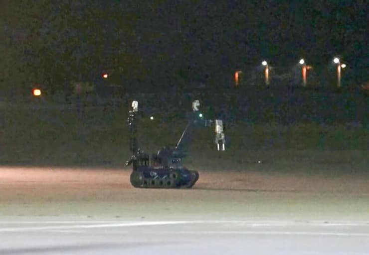 הרובוט שנשלח לנטרל את הרחפן (צילום: NEWS5 / AFP) הרובוט שנשלח לנטרל את הרחפן