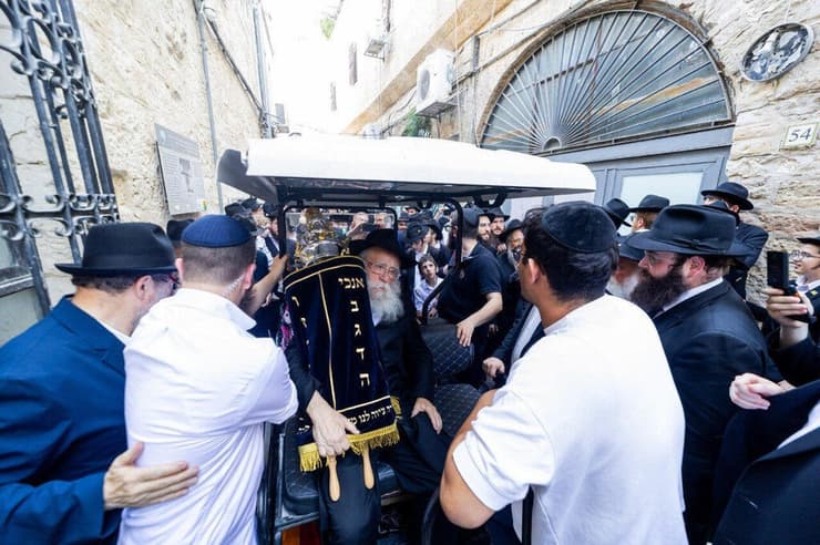 ספר התורה בדרך לכותל המערבי (צילום: מענדי טויטו, צבעים הפקות ) ספר התורה בדרך לכותל המערבי