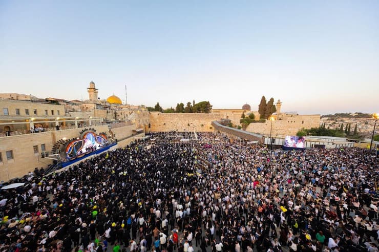 רבבות המשתתפים בטקס בכותל (צילום: יוסי ג'רופי, צבעים הפקות ) רבבות המשתתפים בטקס בכותל