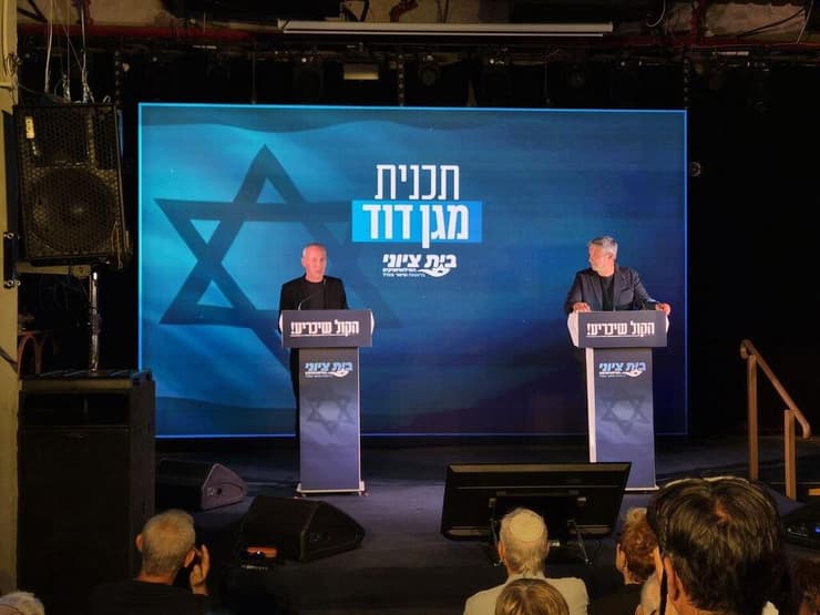 יועז הנדל וחילי טרופר בכנס (צילום: אלכס גמבורג) יועז הנדל וחילי טרופר
