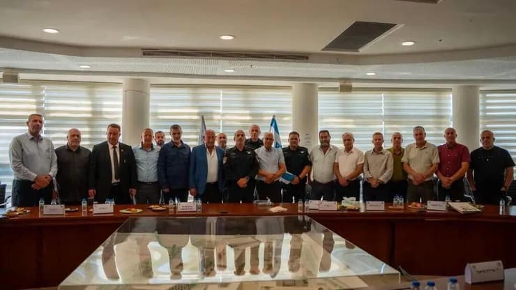המפכ"ל עם ראשי הרשויות (צילום: דוברות המשטרה) המפכ"ל עם ראשי הרשויות