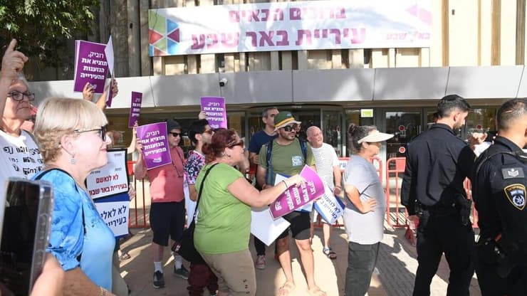 מחאות בעד ונגד הדחתו של שמעון טובל סגן ראש עיירית ב"ש