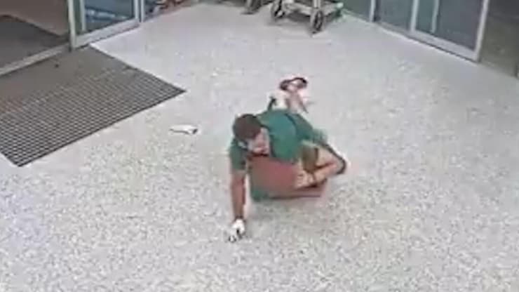 דניאל נלסון ניטרל את התוקף (צילום: רשת X) דניאל נלסון אח בבריזביין שבאוסטרליה ריתק מטופל שתקף אותו בתנועת ג'יו ג'יטסו