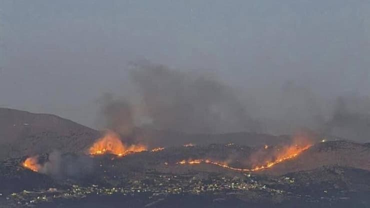 שריפות כתוצאה מתקיפות ארטילריה במג'דל זון בדרום לבנון