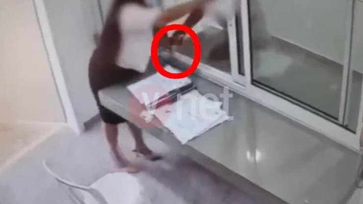 רגע מסירת השקית, כפי שנקלט במצלמות תיעוד: עורכת דין נעצרה לאחר שהבריחה סמים לאסיר בכלא