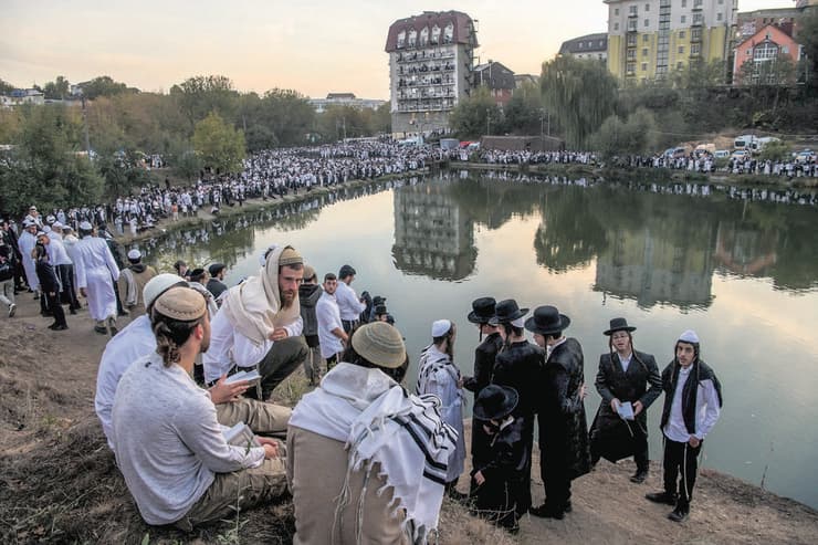 חסידים באומן (צילום: Maxym Marusenko/AFP) חסידים באומן