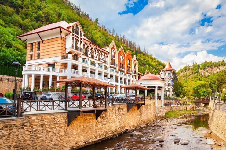 מלון Crowne Plaza Borjomi (צילום: saiko3p / shutterstock) נהר בורג'ומולה החוצה את עיירת הנופש והמרפא בורג'ומי, שבמחוז סאמצחה-ג'וואחתי בגאורגיה