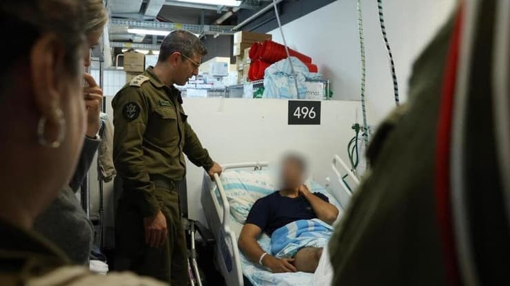 "בשיקום יש לנו עוד המון מה לעשות". אל"מ ד"ר אבי שינה עם פצוע (צילום: דובר צה"ל) אל"מ ד"ר אבי שינה, מפקד המרכז לשירותי רפואה בצה"ל