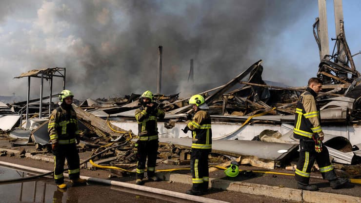  כוחות חילוץ בקייב, אוקראינה, לאחר עוד הפצצה רוסית
