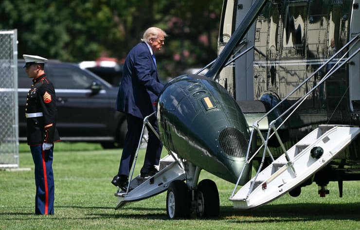 טראמפ עולה על המסוק (צילום: Alex WROBLEWSKI / AFP) טראמפ עולה על המסוק