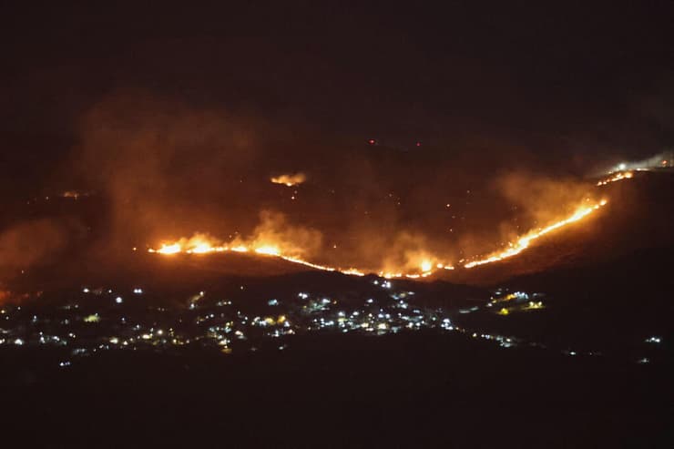 שריפות כתוצאה מתקיפות ארטילריה במג'דל זון בדרום לבנון, אמש (צילום: AFP) שריפות כתוצאה מתקיפות ארטילריה במג'דל זון בדרום לבנון