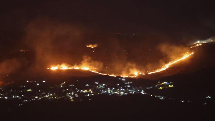שריפות כתוצאה מתקיפות ארטילריה במג'דל זון בדרום לבנון (צילום: AFP) שריפות כתוצאה מתקיפות ארטילריה במג'דל זון בדרום לבנון